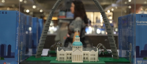 Lego replica of the Gateway Arch and Old Courthouse.
