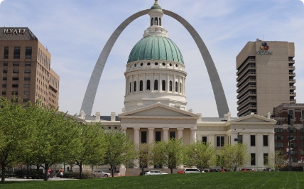 View of the old courthouse and Gateway Arch